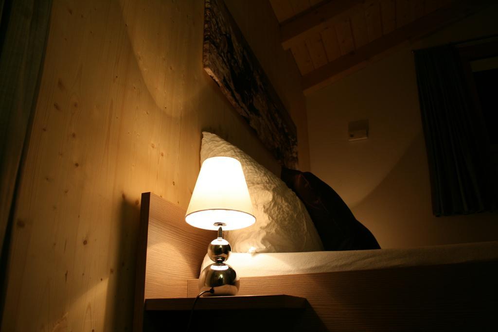 Huettenhotel Husky Lodge Muotathal Ruang foto