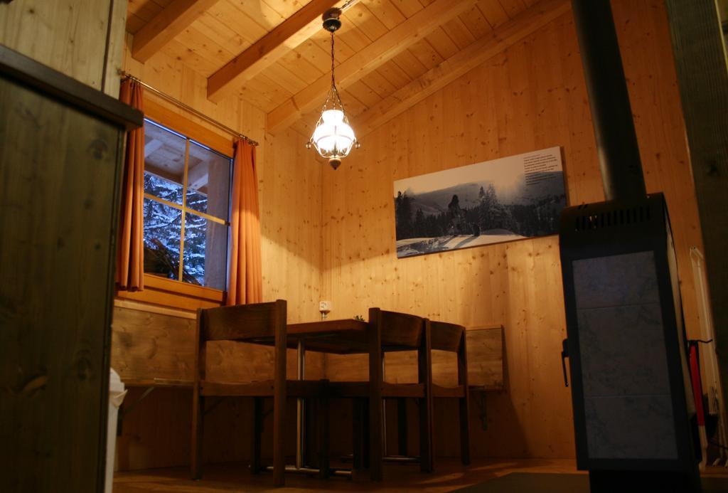 Huettenhotel Husky Lodge Muotathal Ruang foto
